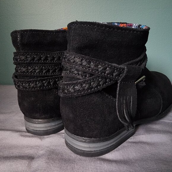 Minnetonka Women's Black Dixon Suede Ankle Booties, Size 6 - Picture 8 of 12